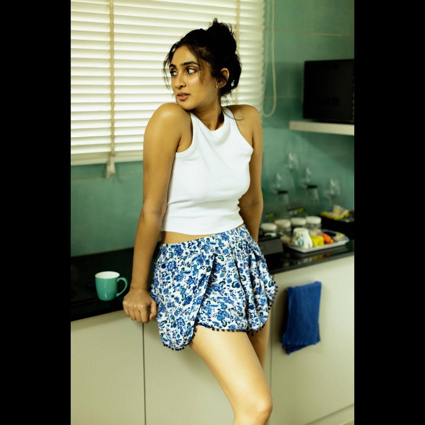 ഇതാണോ കിച്ചന്‍ ഫോട്ടോഷൂട്ട്; ദീപ്തി സതിയുടെ വൈറല്‍ ചിത്രങ്ങള്‍