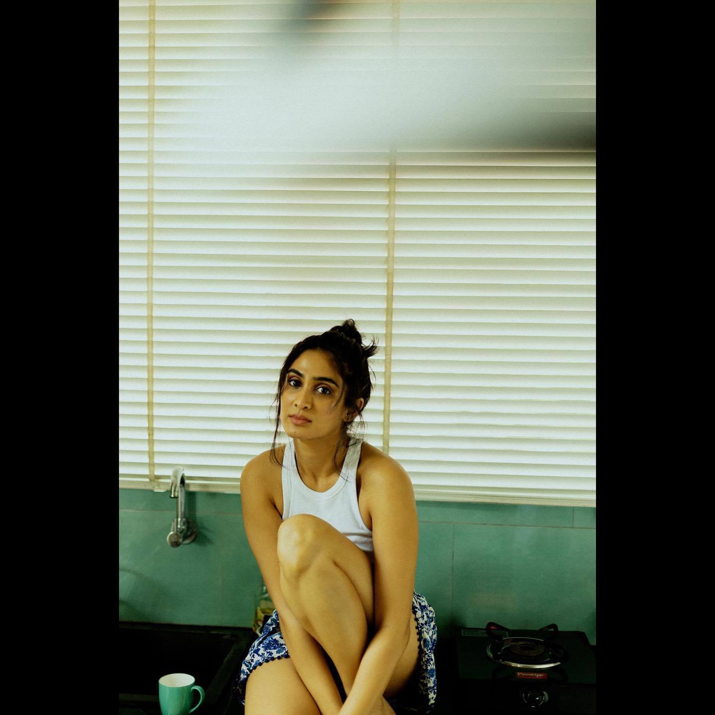 ഇതാണോ കിച്ചന്‍ ഫോട്ടോഷൂട്ട്; ദീപ്തി സതിയുടെ വൈറല്‍ ചിത്രങ്ങള്‍