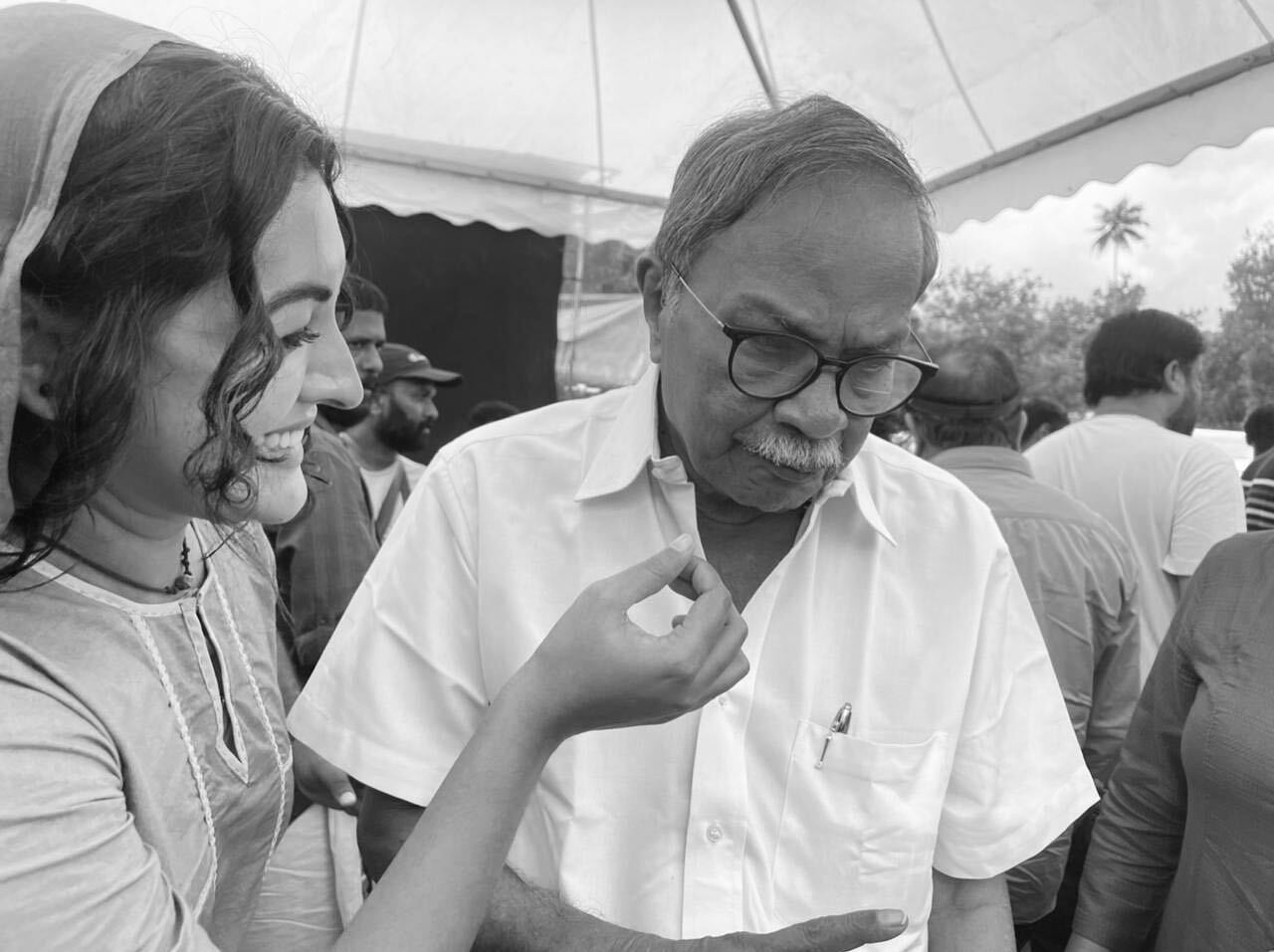 ഇതാണല്ലേ ലെജന്റ്‌സ് ഓണ്‍ലി ചിത്രം; 'ഓളവും തീരവും' ലൊക്കേഷന്‍ ചിത്രങ്ങളുമായി ദുര്‍ഗ കൃഷ്ണ