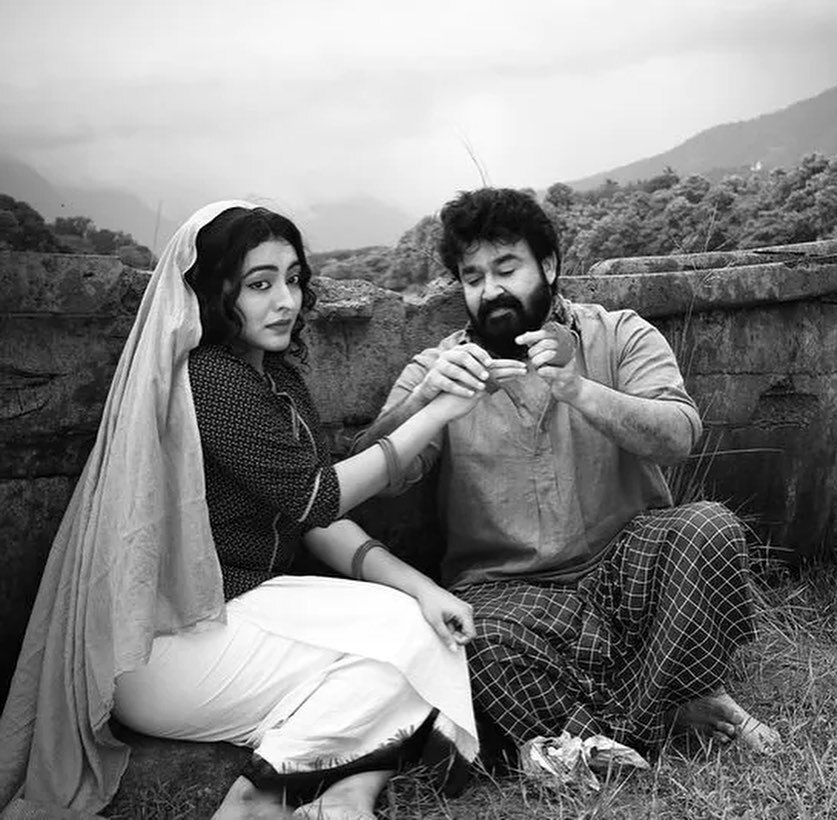 ഇതാണല്ലേ ലെജന്റ്‌സ് ഓണ്‍ലി ചിത്രം; 'ഓളവും തീരവും' ലൊക്കേഷന്‍ ചിത്രങ്ങളുമായി ദുര്‍ഗ കൃഷ്ണ