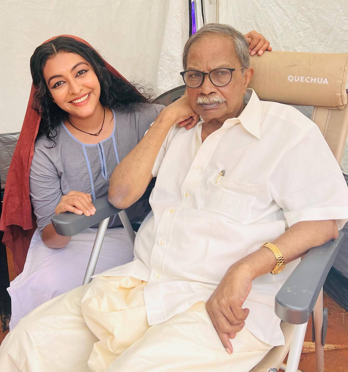 ഇതാണല്ലേ ലെജന്റ്‌സ് ഓണ്‍ലി ചിത്രം; 'ഓളവും തീരവും' ലൊക്കേഷന്‍ ചിത്രങ്ങളുമായി ദുര്‍ഗ കൃഷ്ണ