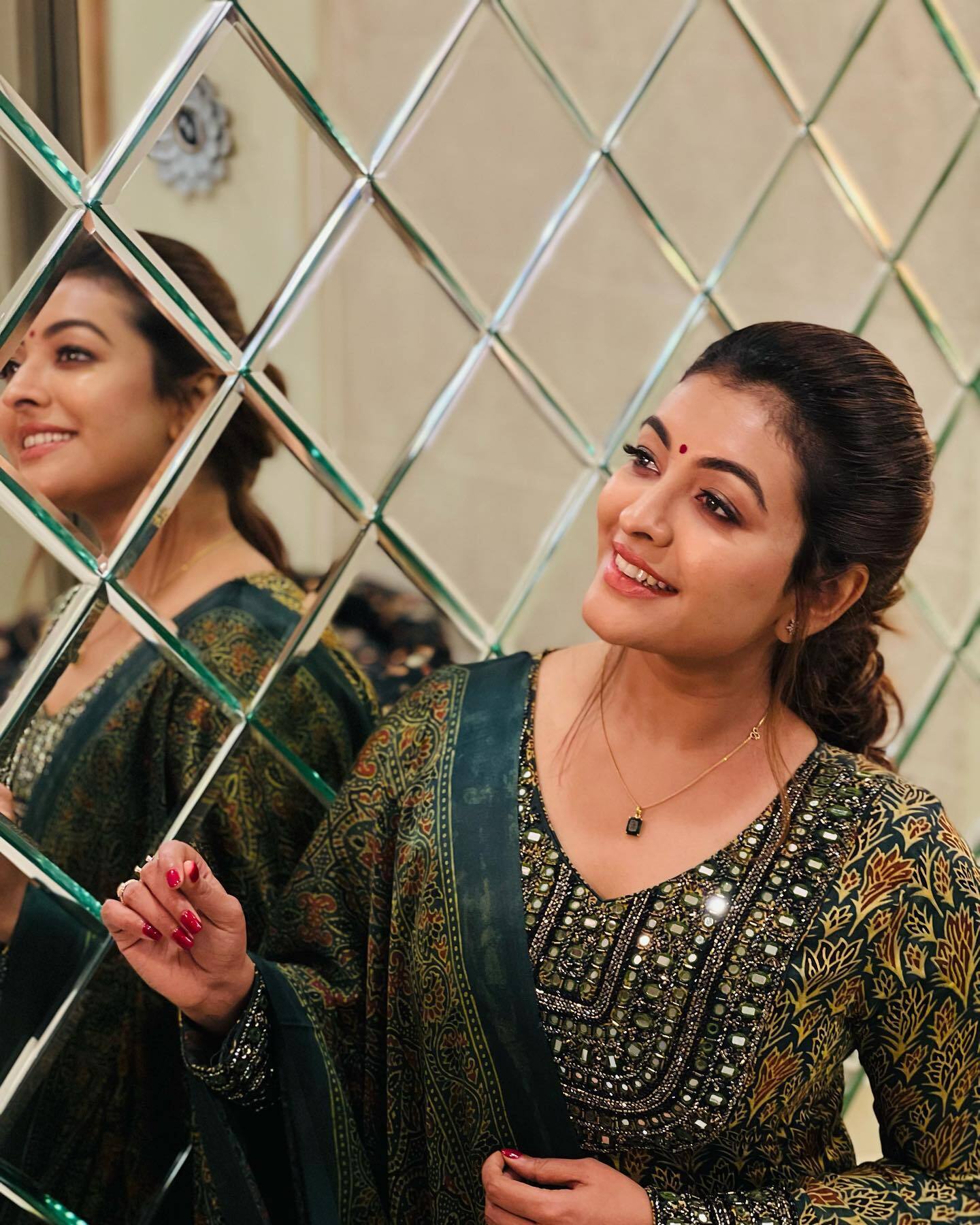 ഇതാണല്ലേ ലെജന്റ്‌സ് ഓണ്‍ലി ചിത്രം; 'ഓളവും തീരവും' ലൊക്കേഷന്‍ ചിത്രങ്ങളുമായി ദുര്‍ഗ കൃഷ്ണ