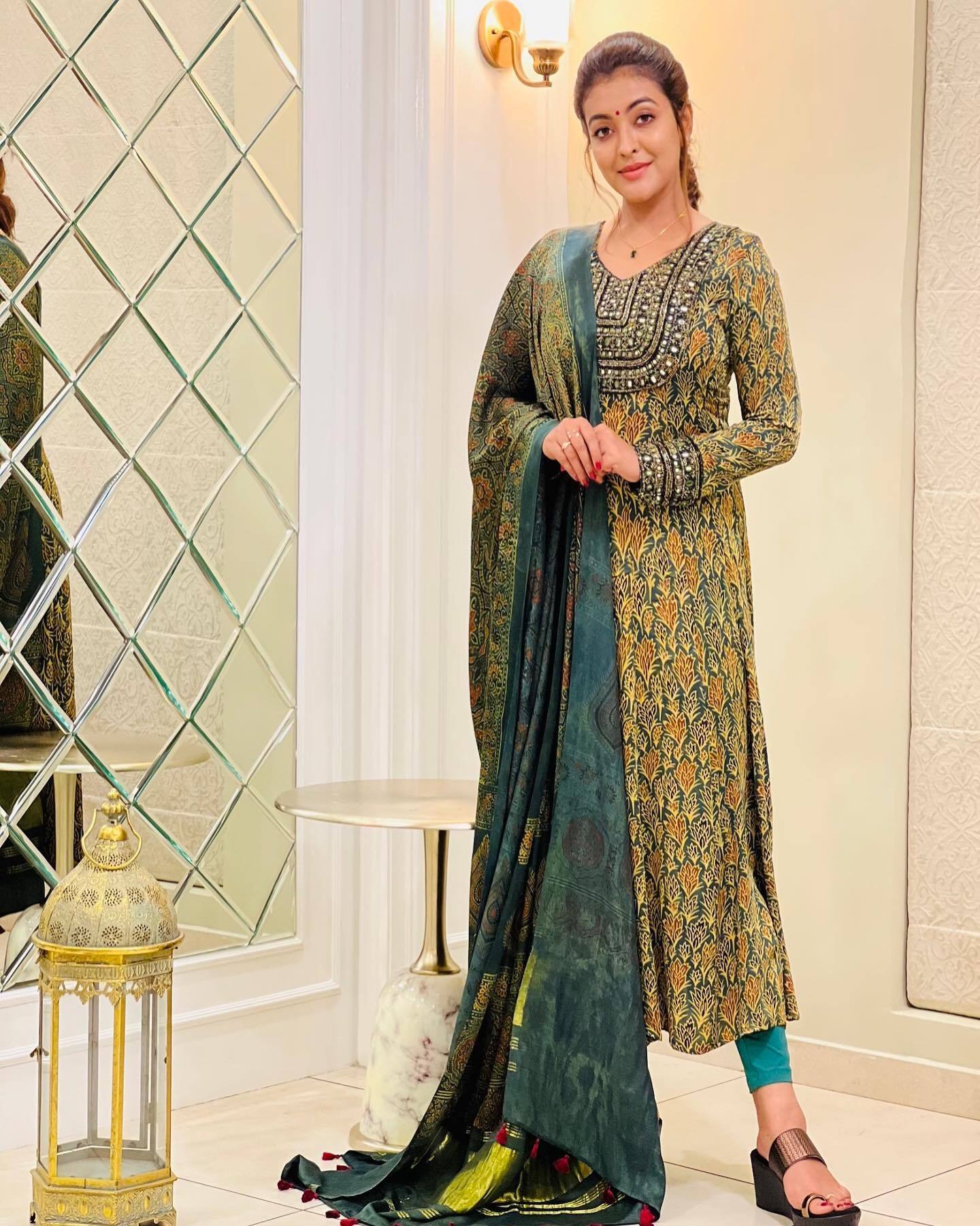 ഇതാണല്ലേ ലെജന്റ്‌സ് ഓണ്‍ലി ചിത്രം; 'ഓളവും തീരവും' ലൊക്കേഷന്‍ ചിത്രങ്ങളുമായി ദുര്‍ഗ കൃഷ്ണ