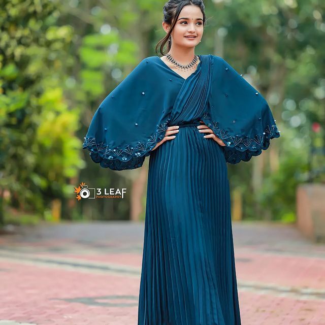 ചിരിയാണ് സാറെ മെയിന്‍...സ്ലീവ് ലെസ് ഫ്രോക്കില്‍ തിളങ്ങി മീനാക്ഷി, കിടിലന്‍ ചിത്രങ്ങള്‍