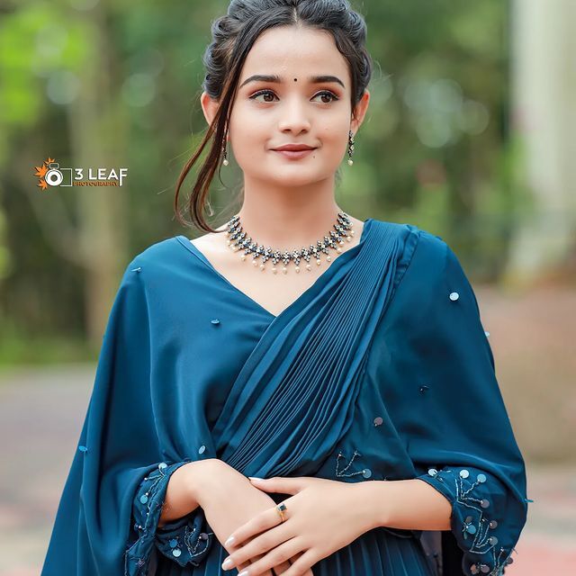 ചിരിയാണ് സാറെ മെയിന്‍...സ്ലീവ് ലെസ് ഫ്രോക്കില്‍ തിളങ്ങി മീനാക്ഷി, കിടിലന്‍ ചിത്രങ്ങള്‍