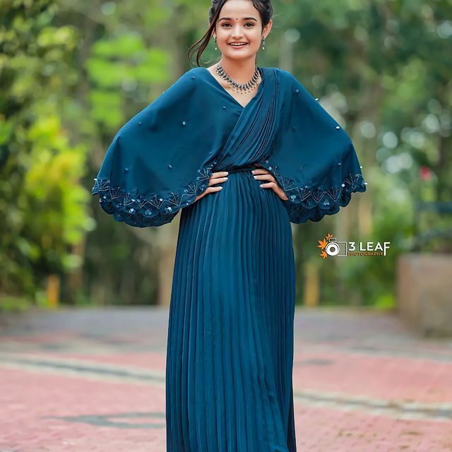 ചിരിയാണ് സാറെ മെയിന്‍...സ്ലീവ് ലെസ് ഫ്രോക്കില്‍ തിളങ്ങി മീനാക്ഷി, കിടിലന്‍ ചിത്രങ്ങള്‍