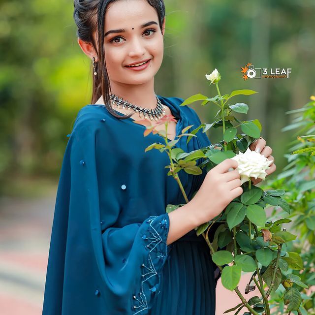 ചിരിയാണ് സാറെ മെയിന്‍...സ്ലീവ് ലെസ് ഫ്രോക്കില്‍ തിളങ്ങി മീനാക്ഷി, കിടിലന്‍ ചിത്രങ്ങള്‍