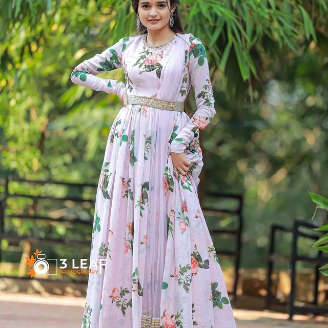 ചിരിയാണ് സാറെ മെയിന്‍...സ്ലീവ് ലെസ് ഫ്രോക്കില്‍ തിളങ്ങി മീനാക്ഷി, കിടിലന്‍ ചിത്രങ്ങള്‍