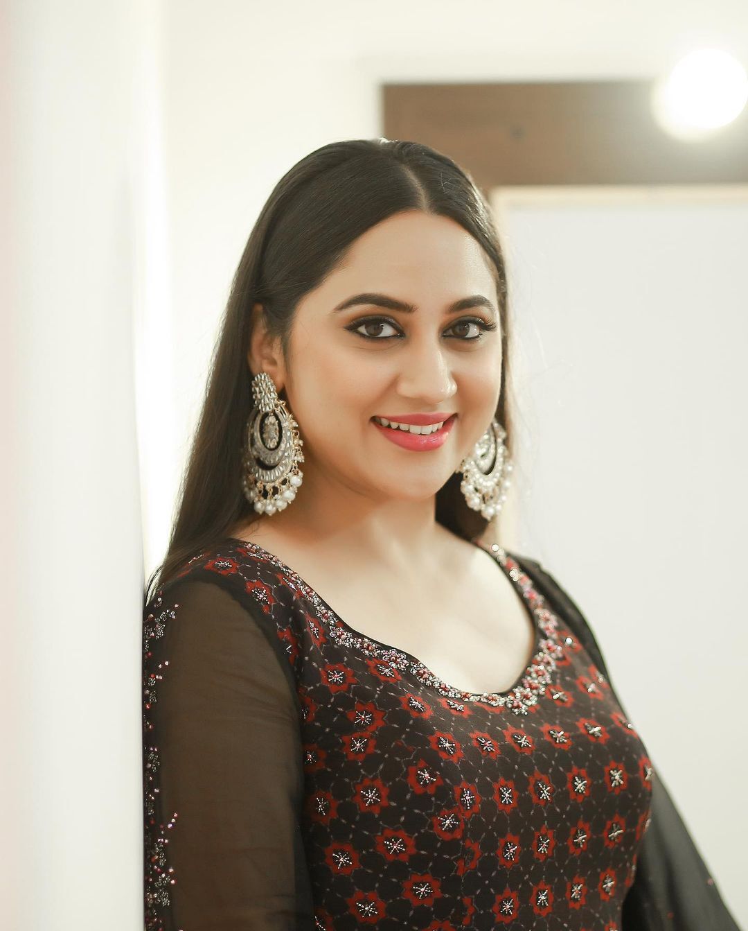 ഫോട്ടോ ഇടണം, ലൈക്ക് വാരിക്കൂട്ടണം...പോണം; കിടിലന്‍ ചിത്രങ്ങളുമായി മിയ