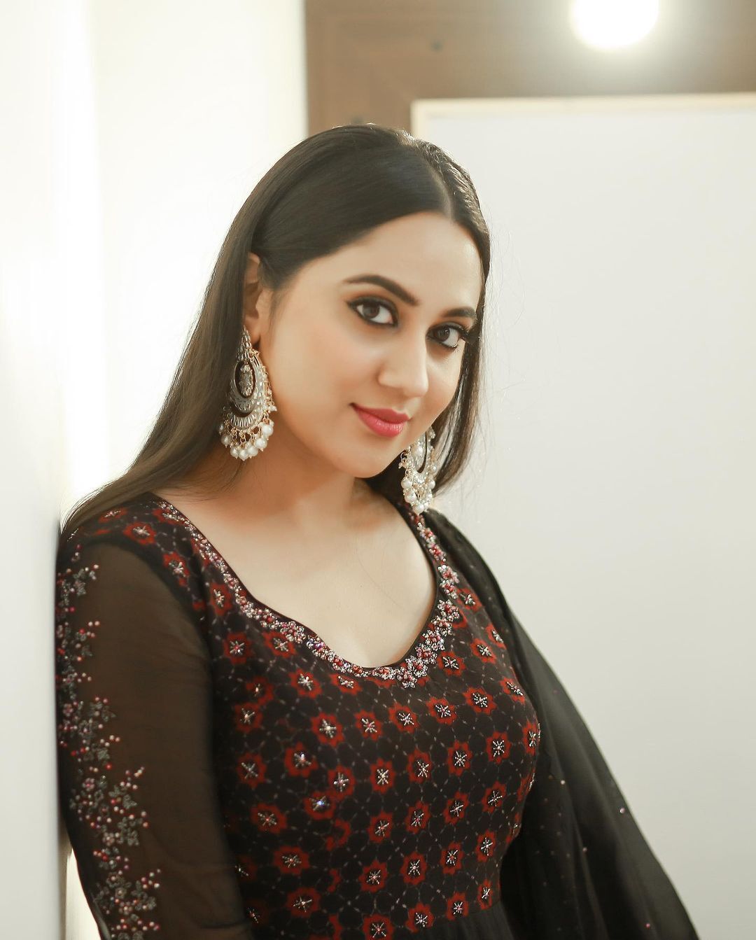 ഫോട്ടോ ഇടണം, ലൈക്ക് വാരിക്കൂട്ടണം...പോണം; കിടിലന്‍ ചിത്രങ്ങളുമായി മിയ