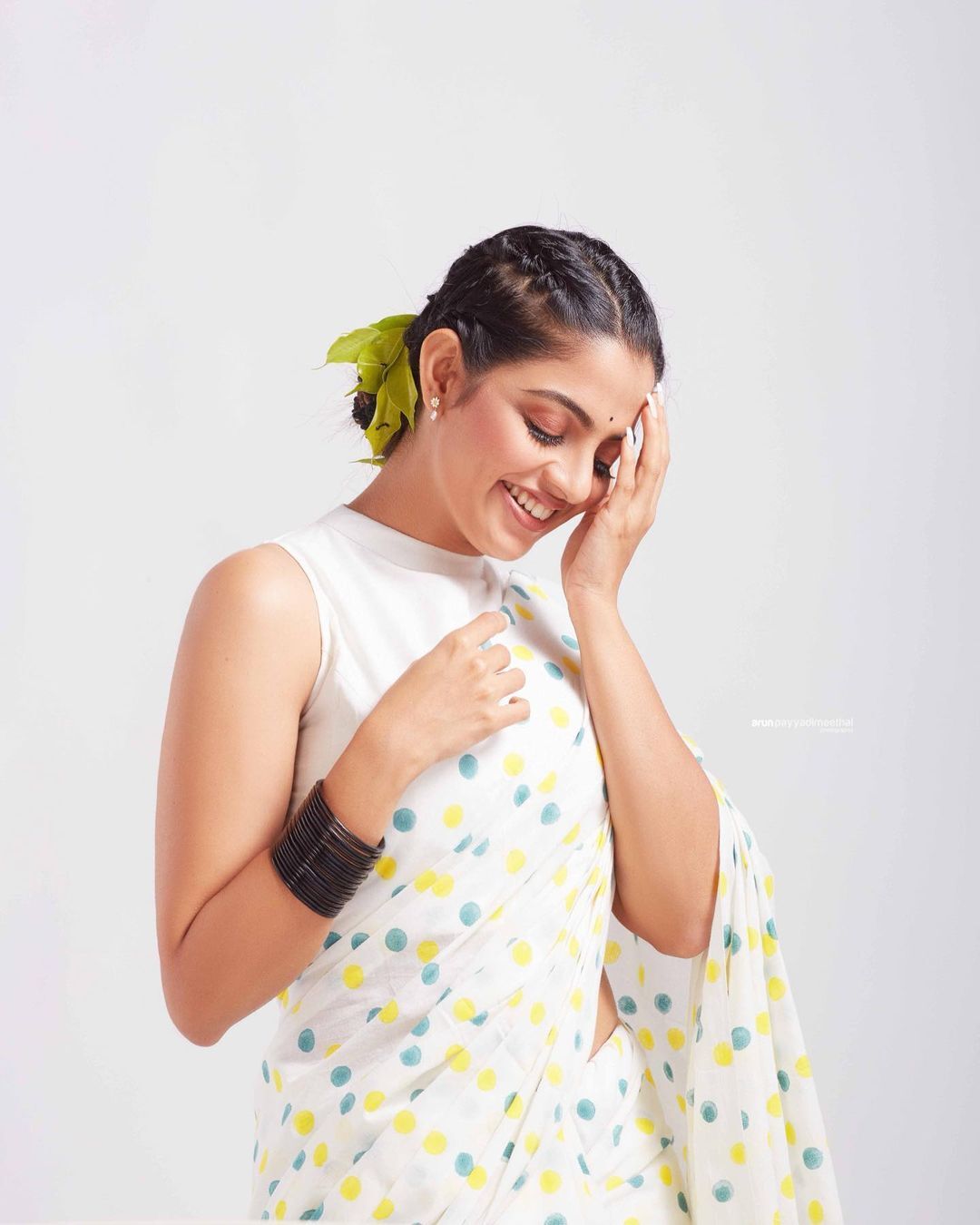 ഇതാര്... 90ലെ നായികയോ? സാരി പൊളിച്ചു, നിഖിലയുടെ പൊളി ഫോട്ടോഷൂട്ട്