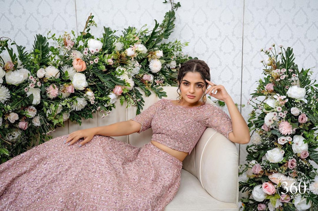 ഇതാര്... 90ലെ നായികയോ? സാരി പൊളിച്ചു, നിഖിലയുടെ പൊളി ഫോട്ടോഷൂട്ട്