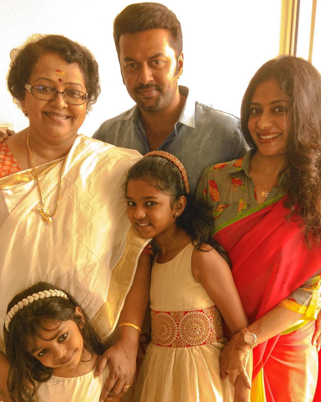 പൂർണ്ണിമ ചേച്ചിയുടെ ഈ ചിത്രത്തിൽ വീണു പോയി ആരാധകർ; കിടിലൻ ഫോട്ടോസ്; ചിത്രങ്ങൾ വൈറൽ