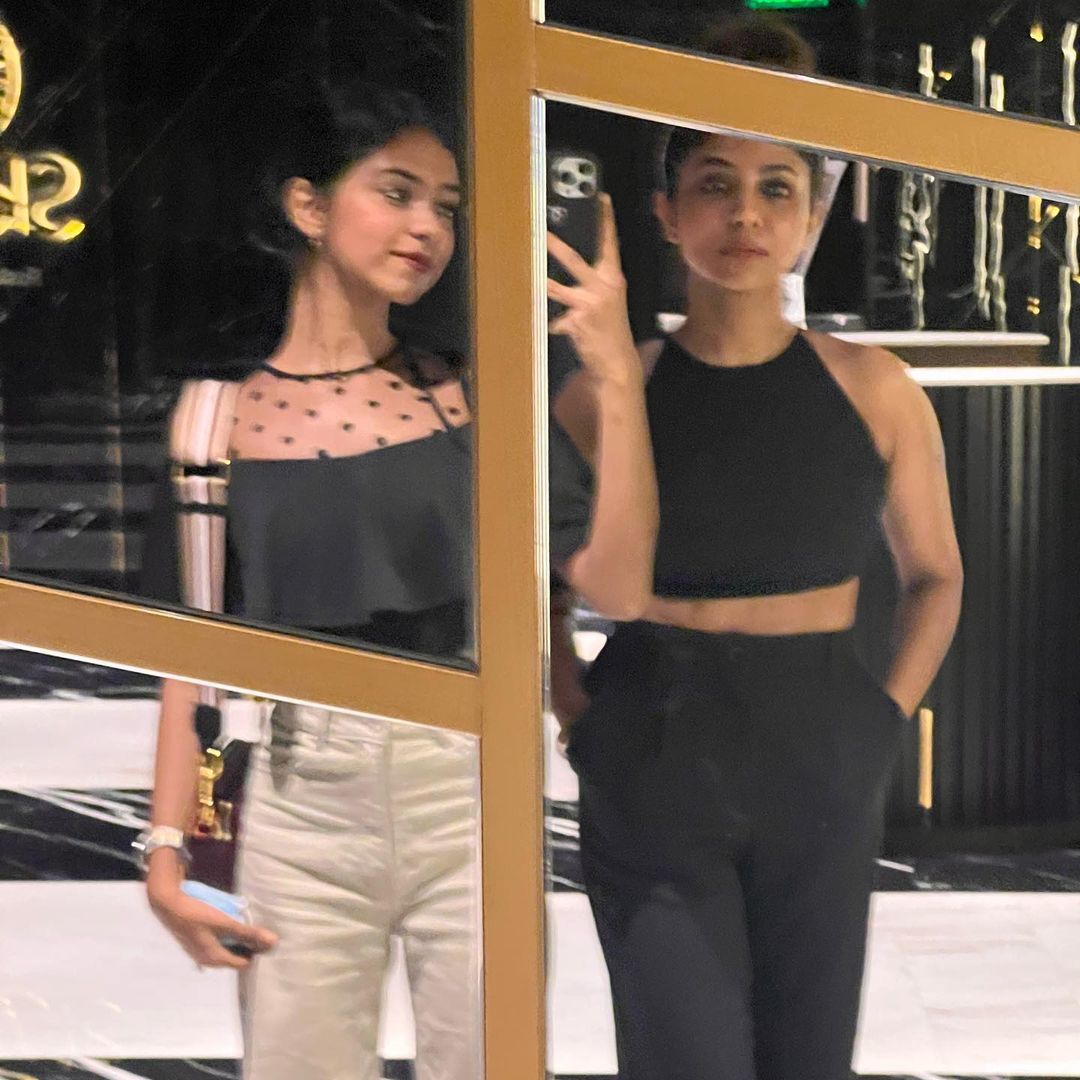 അമ്മയും മകളുമാണോ ഇത്; കണ്ടാല്‍ പറയില്ല; പൂര്‍ണിമയുടെ ചിത്രങ്ങള്‍ ഏറ്റെടുത്ത് ആരാധകര്‍ 