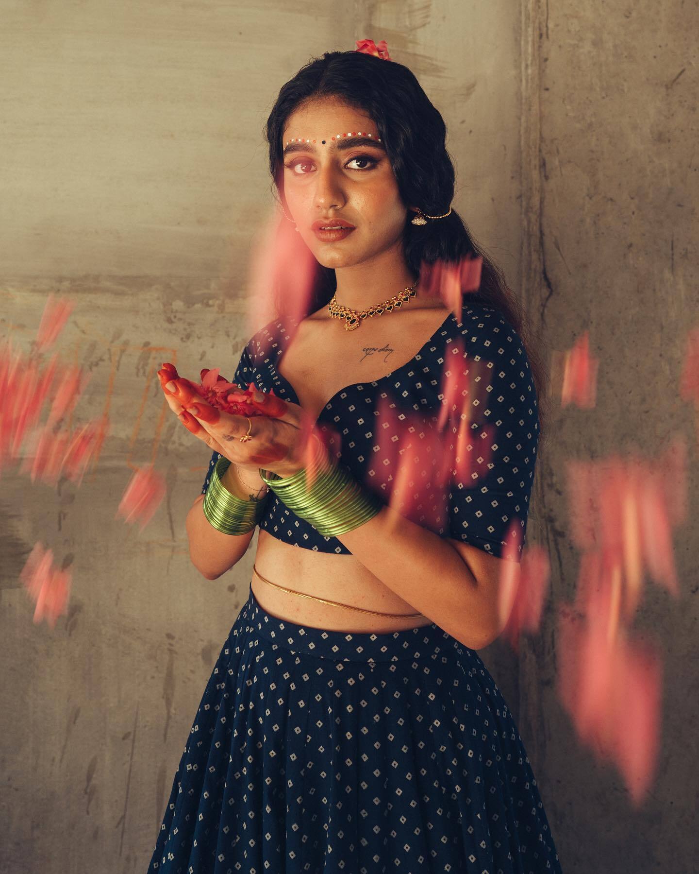 ആഹാ..ഇതിപ്പോ എല്ലാ കളറുമുണ്ടല്ലോ ഡ്രെസില്‍; പ്രിയയുടെ പുതിയ ചിത്രവും ഏറ്റെടുത്ത് ആരാധകര്‍