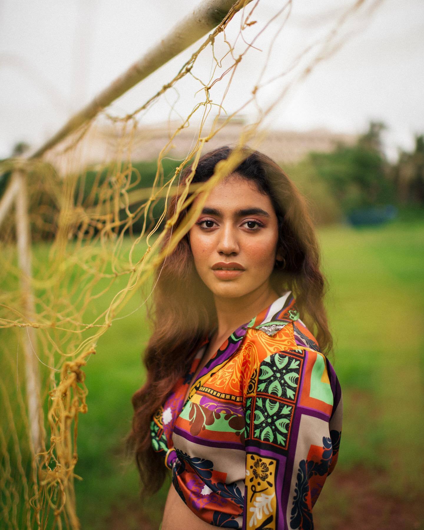 ആഹാ..ഇതിപ്പോ എല്ലാ കളറുമുണ്ടല്ലോ ഡ്രെസില്‍; പ്രിയയുടെ പുതിയ ചിത്രവും ഏറ്റെടുത്ത് ആരാധകര്‍