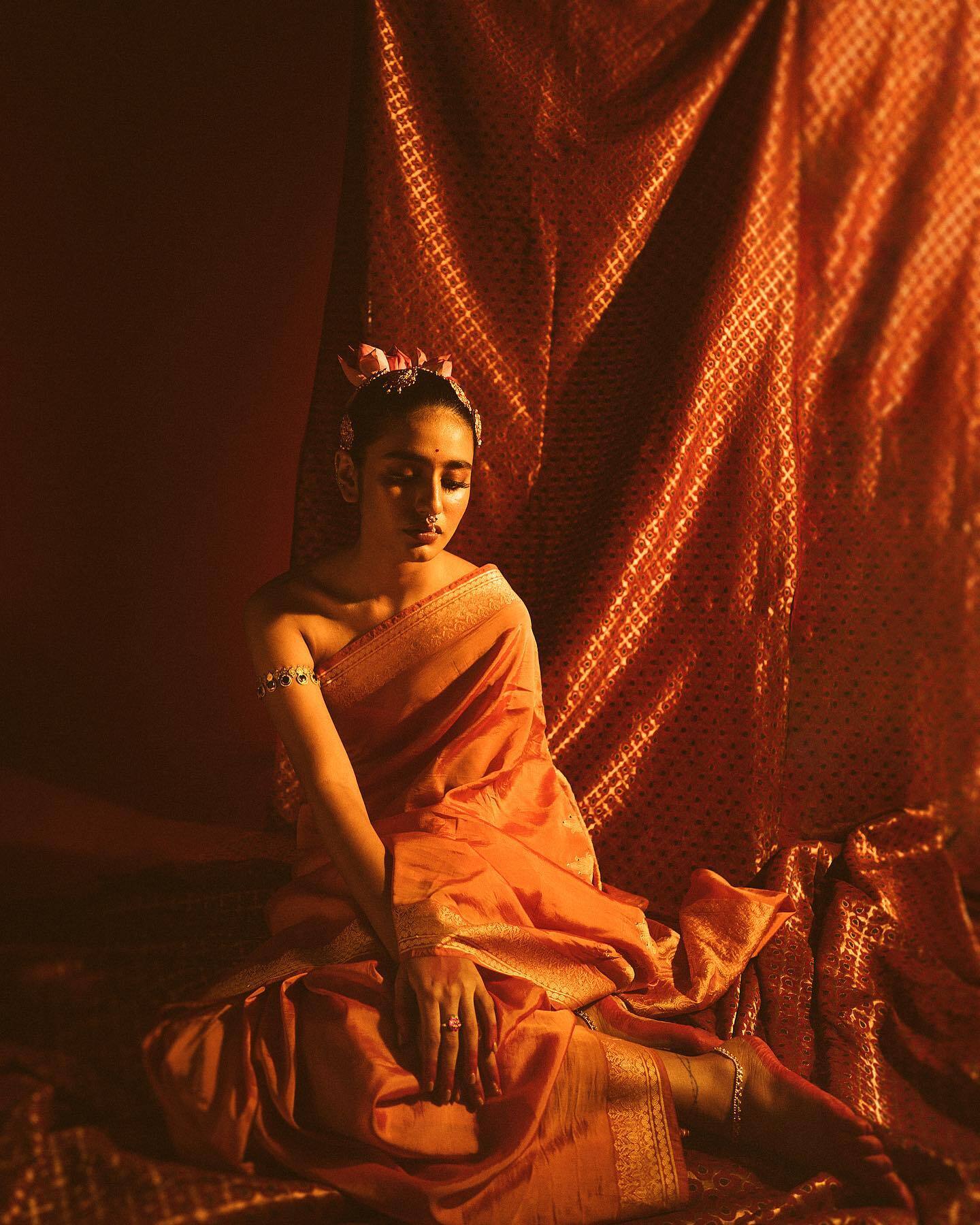 ആഹാ..ഇതിപ്പോ എല്ലാ കളറുമുണ്ടല്ലോ ഡ്രെസില്‍; പ്രിയയുടെ പുതിയ ചിത്രവും ഏറ്റെടുത്ത് ആരാധകര്‍