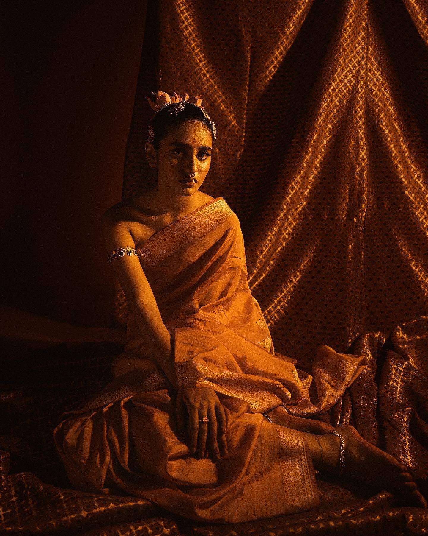 ആഹാ..ഇതിപ്പോ എല്ലാ കളറുമുണ്ടല്ലോ ഡ്രെസില്‍; പ്രിയയുടെ പുതിയ ചിത്രവും ഏറ്റെടുത്ത് ആരാധകര്‍