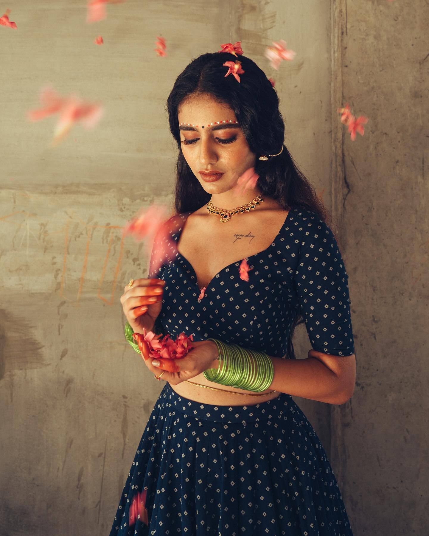 ആഹാ..ഇതിപ്പോ എല്ലാ കളറുമുണ്ടല്ലോ ഡ്രെസില്‍; പ്രിയയുടെ പുതിയ ചിത്രവും ഏറ്റെടുത്ത് ആരാധകര്‍