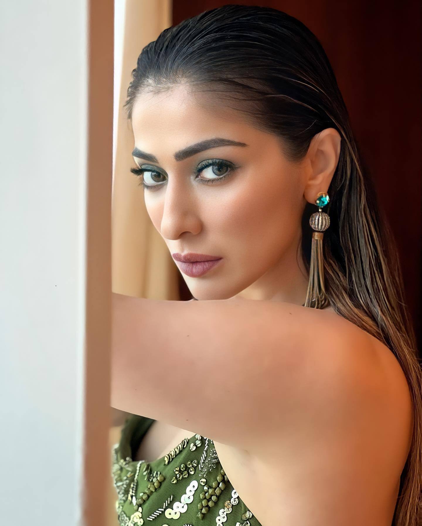 ഹോളിവുഡ് സുന്ദരിമാര്‍ തോറ്റുപോകുമല്ലോ...ഗ്ലാമറസ് ലുക്കില്‍ റായ് ലക്ഷ്മി, കൊല്ലുന്ന നോട്ടവും