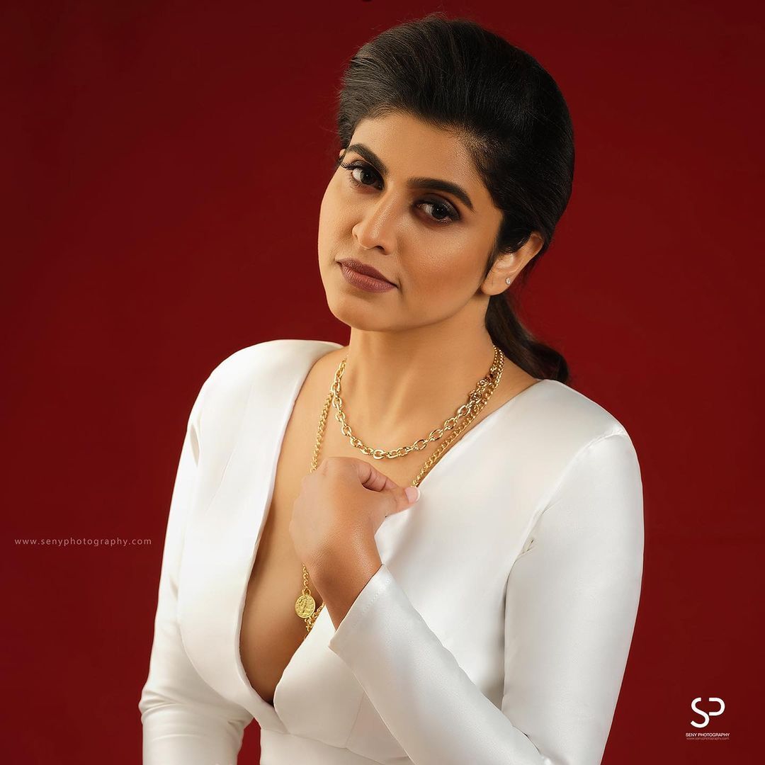 ബോളിവുഡ് താരങ്ങള്‍ മാറിനില്‍ക്കും; രസ്‌ന....ഇത് പൊളി ലുക്ക്, വൈറല്‍ ചിത്രങ്ങള്‍