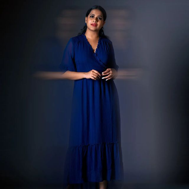 ഡ്രെസും പോസും ഏതുമാകട്ടെ, സാധികയാണോ ഫ്രെയിമില്‍ എങ്കില്‍ ചിത്രം കലക്കും