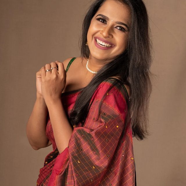 ഡ്രെസും പോസും ഏതുമാകട്ടെ, സാധികയാണോ ഫ്രെയിമില്‍ എങ്കില്‍ ചിത്രം കലക്കും