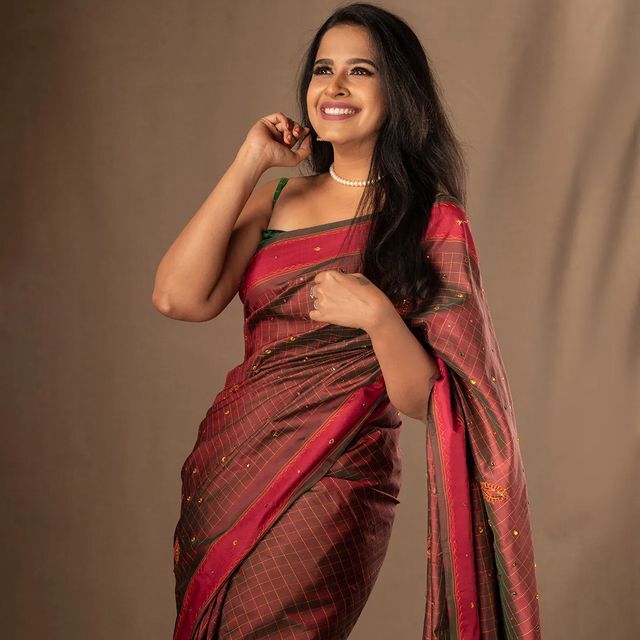 ഡ്രെസും പോസും ഏതുമാകട്ടെ, സാധികയാണോ ഫ്രെയിമില്‍ എങ്കില്‍ ചിത്രം കലക്കും