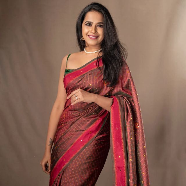 ഡ്രെസും പോസും ഏതുമാകട്ടെ, സാധികയാണോ ഫ്രെയിമില്‍ എങ്കില്‍ ചിത്രം കലക്കും