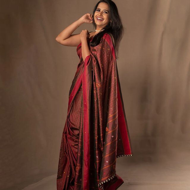 ഡ്രെസും പോസും ഏതുമാകട്ടെ, സാധികയാണോ ഫ്രെയിമില്‍ എങ്കില്‍ ചിത്രം കലക്കും