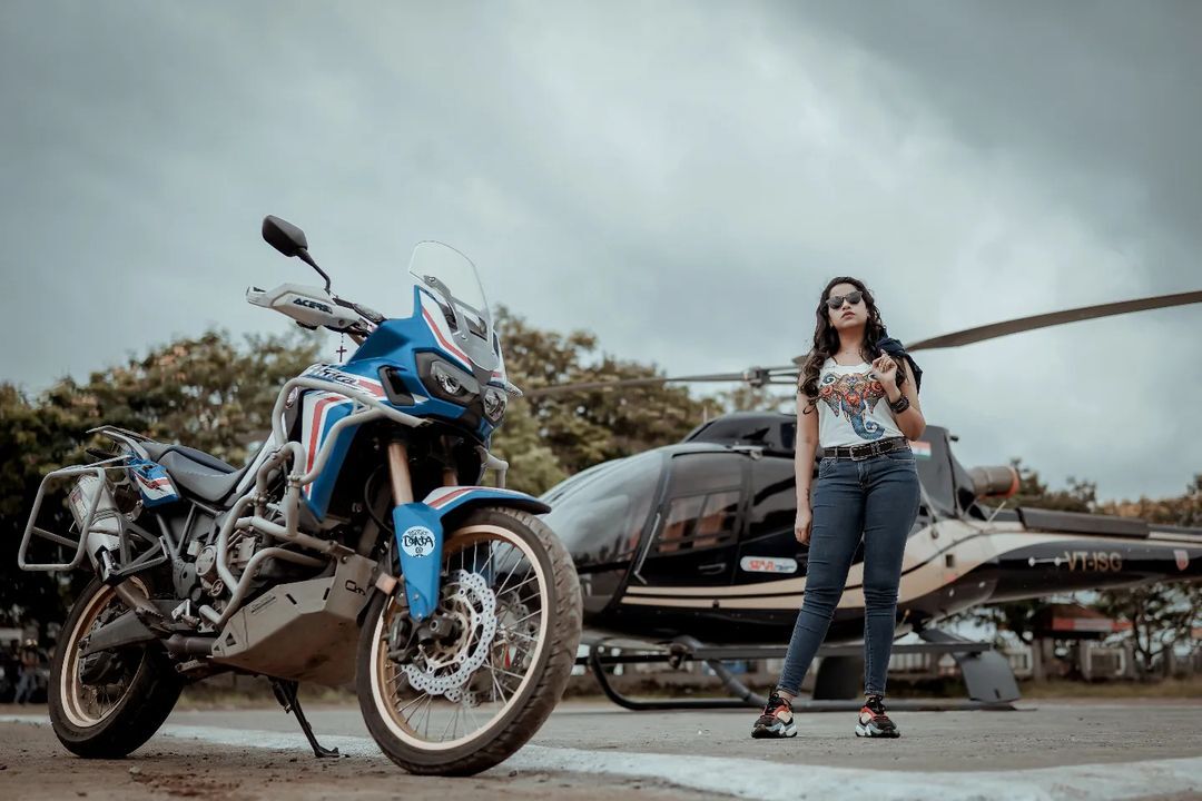 പൊളി ലുക്കില്‍ സാധിക; ബൈക്കില്‍ എങ്ങോട്ടാണെന്ന് ആരാധകര്‍, വൈറല്‍ ചിത്രങ്ങള്‍
