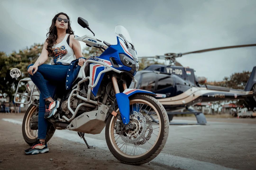 പൊളി ലുക്കില്‍ സാധിക; ബൈക്കില്‍ എങ്ങോട്ടാണെന്ന് ആരാധകര്‍, വൈറല്‍ ചിത്രങ്ങള്‍