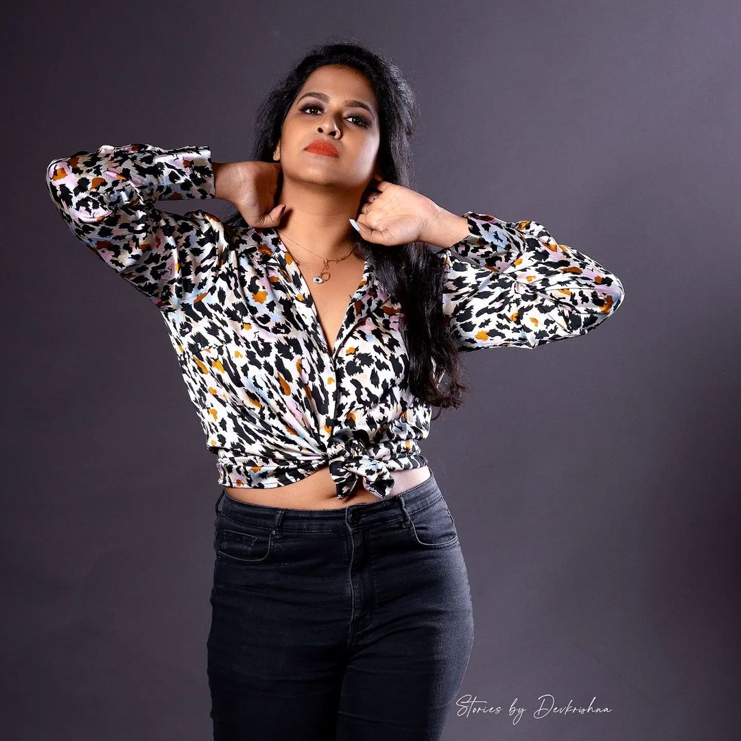 പൊളി ലുക്കില്‍ സാധിക; ബൈക്കില്‍ എങ്ങോട്ടാണെന്ന് ആരാധകര്‍, വൈറല്‍ ചിത്രങ്ങള്‍