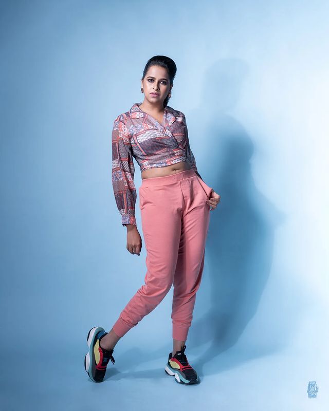 കൊല്ലുന്ന നോട്ടം തന്നെ; വീണ്ടും വൈറല്‍ ചിത്രവുമായി സാധിക