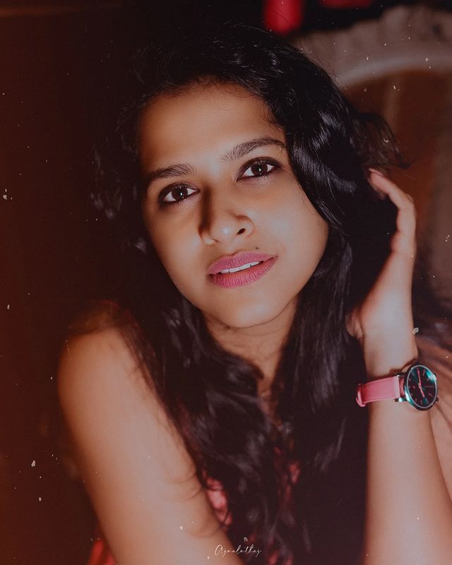 കൊല്ലുന്ന നോട്ടം തന്നെ; വീണ്ടും വൈറല്‍ ചിത്രവുമായി സാധിക