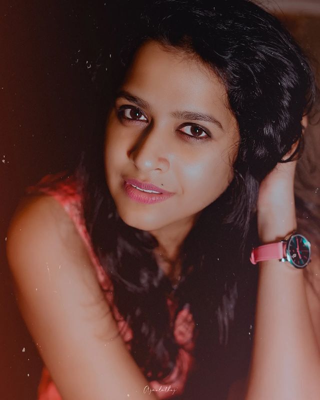 കൊല്ലുന്ന നോട്ടം തന്നെ; വീണ്ടും വൈറല്‍ ചിത്രവുമായി സാധിക