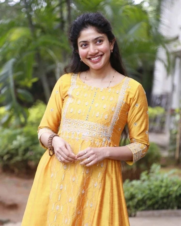 നാച്വറൽ ബ്യൂട്ടി... മഞ്ഞ അനാർക്കലിയിൽ സിപിംൾ ലുക്കിൽ മലർ മിസ്