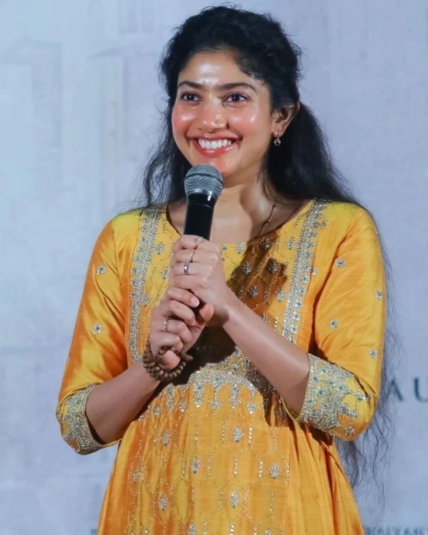 നാച്വറൽ ബ്യൂട്ടി... മഞ്ഞ അനാർക്കലിയിൽ സിപിംൾ ലുക്കിൽ മലർ മിസ്