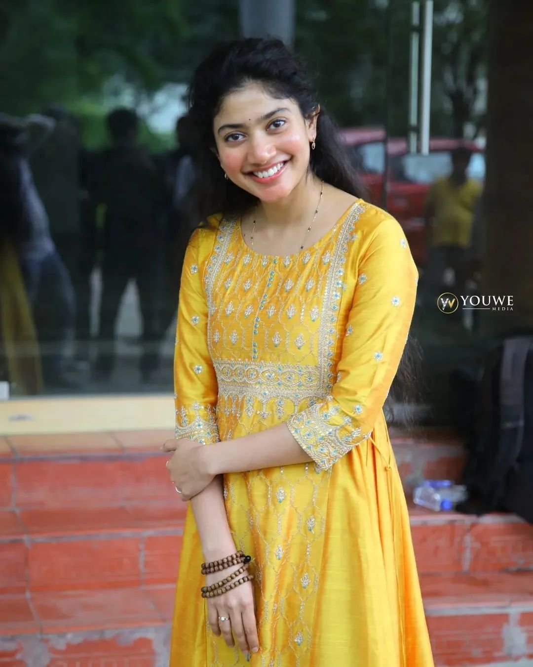 നാച്വറൽ ബ്യൂട്ടി... മഞ്ഞ അനാർക്കലിയിൽ സിപിംൾ ലുക്കിൽ മലർ മിസ്