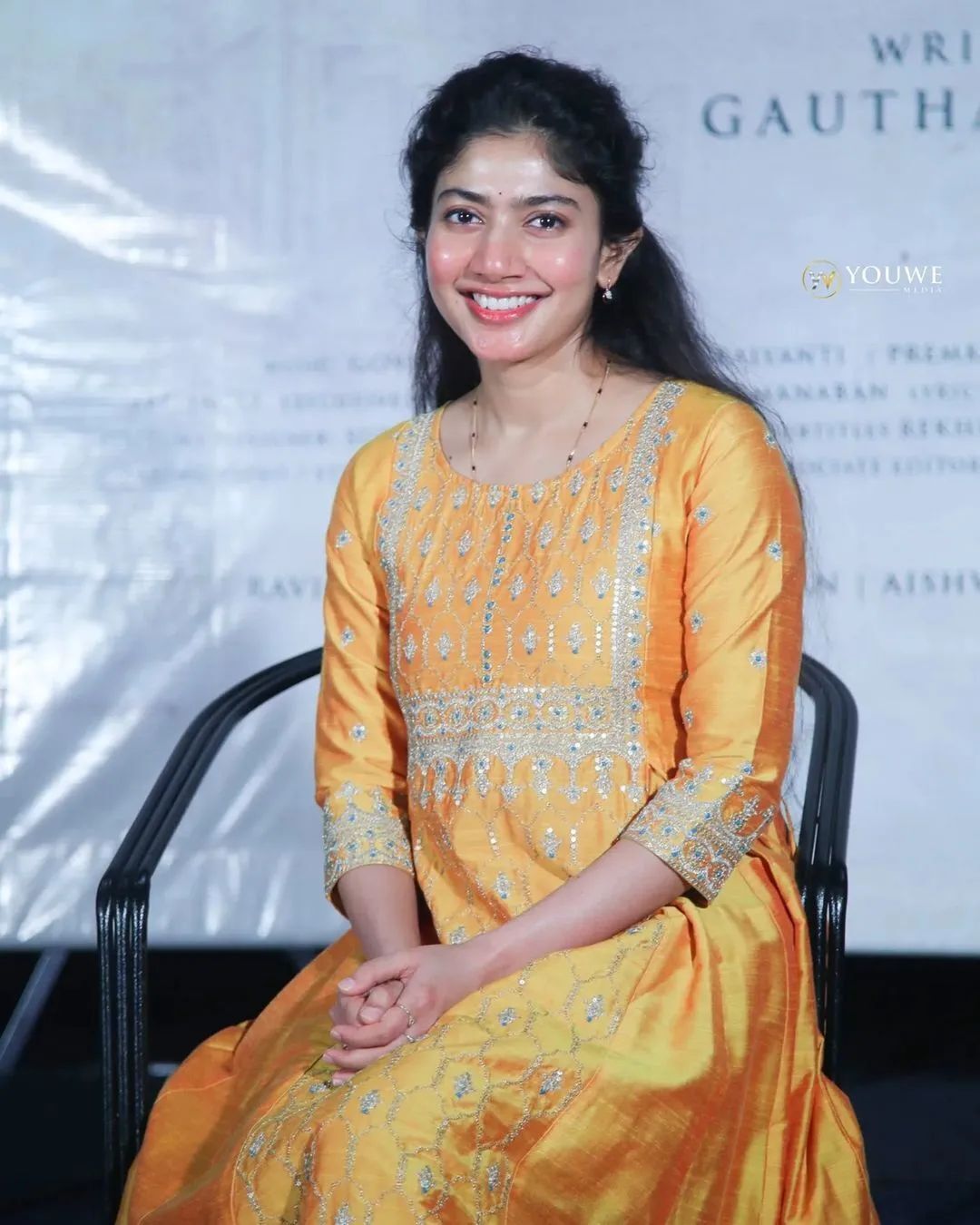 നാച്വറൽ ബ്യൂട്ടി... മഞ്ഞ അനാർക്കലിയിൽ സിപിംൾ ലുക്കിൽ മലർ മിസ്