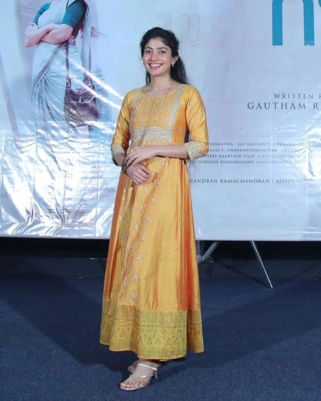 നാച്വറൽ ബ്യൂട്ടി... മഞ്ഞ അനാർക്കലിയിൽ സിപിംൾ ലുക്കിൽ മലർ മിസ്