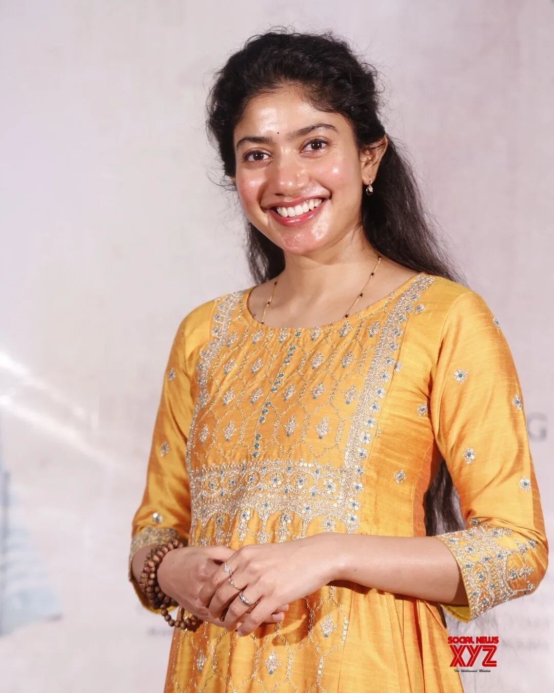 നാച്വറൽ ബ്യൂട്ടി... മഞ്ഞ അനാർക്കലിയിൽ സിപിംൾ ലുക്കിൽ മലർ മിസ്