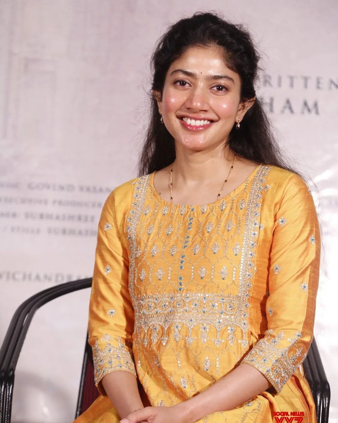 നാച്വറൽ ബ്യൂട്ടി... മഞ്ഞ അനാർക്കലിയിൽ സിപിംൾ ലുക്കിൽ മലർ മിസ്