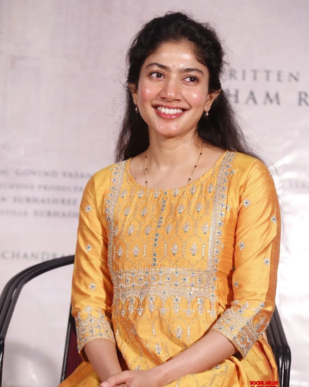 നാച്വറൽ ബ്യൂട്ടി... മഞ്ഞ അനാർക്കലിയിൽ സിപിംൾ ലുക്കിൽ മലർ മിസ്