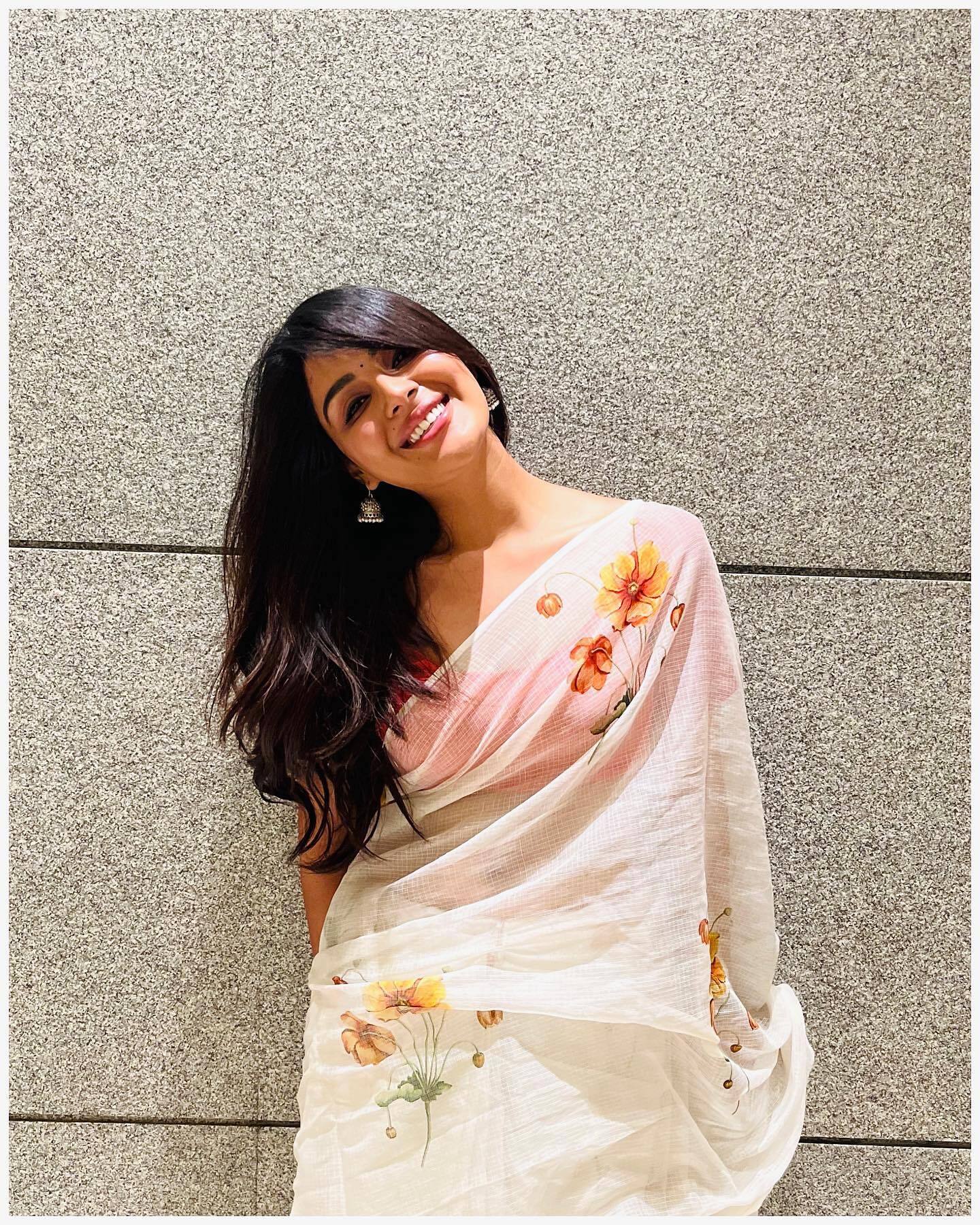 'സ്വപ്നങ്ങളും ലക്ഷ്യങ്ങളുമുള്ള ഒരു സാധാരണ പെണ്‍കുട്ടിയാണ് ഞാന്‍'; സാരിയില്‍ തിളങ്ങി സംയുക്ത