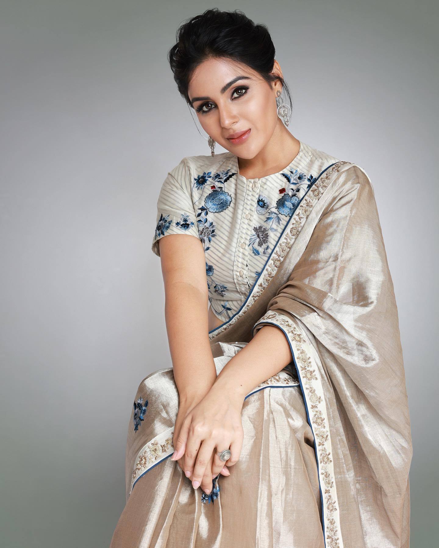 'സ്വപ്നങ്ങളും ലക്ഷ്യങ്ങളുമുള്ള ഒരു സാധാരണ പെണ്‍കുട്ടിയാണ് ഞാന്‍'; സാരിയില്‍ തിളങ്ങി സംയുക്ത