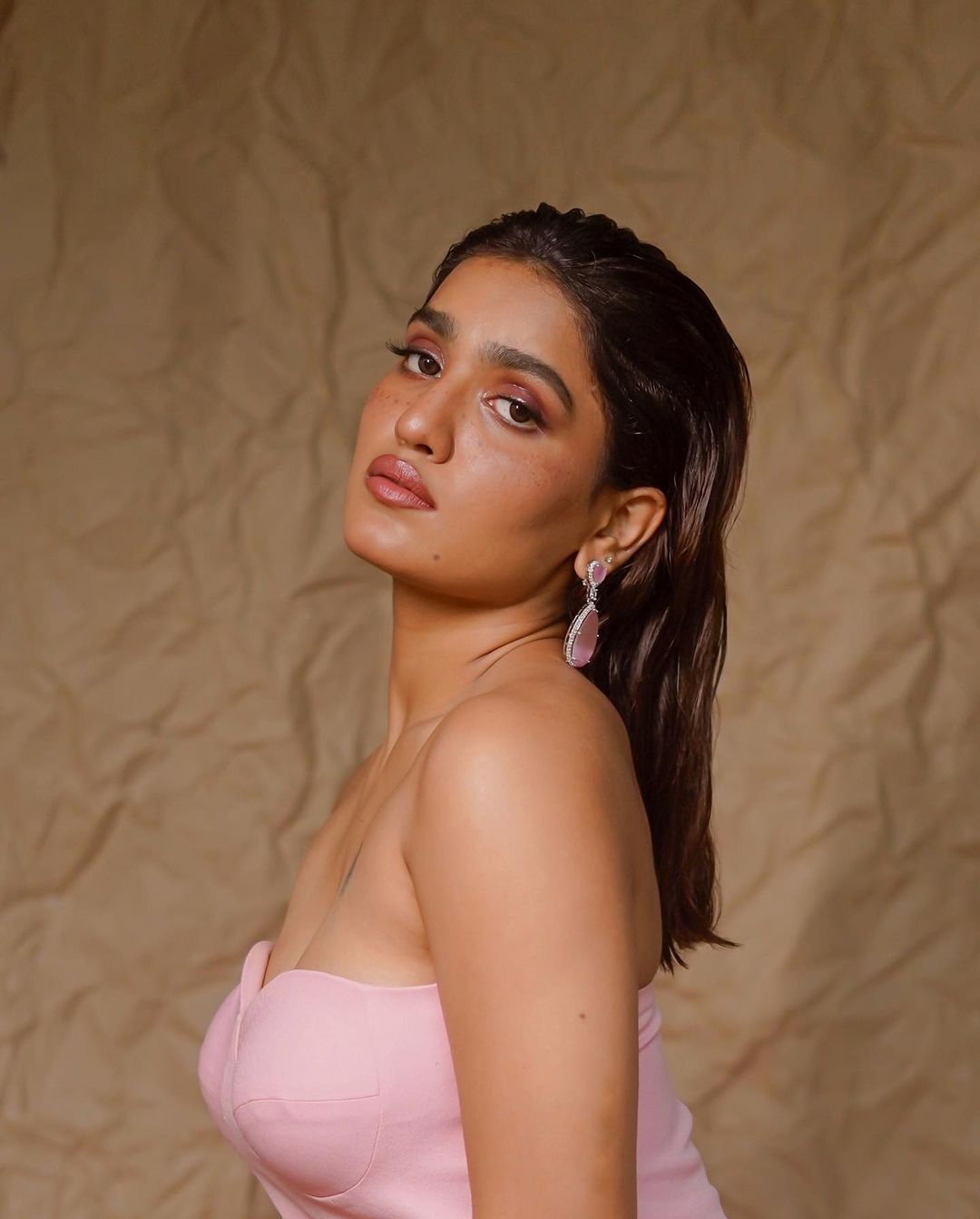 സാനിയ...ഈ ക്യൂട്ട്‌നെസാണ് ഞങ്ങളെ മയക്കുന്നത്; അടിപൊളി ലുക്കാണ് കേട്ടോ, വൈറല്‍ ചിത്രങ്ങള്‍