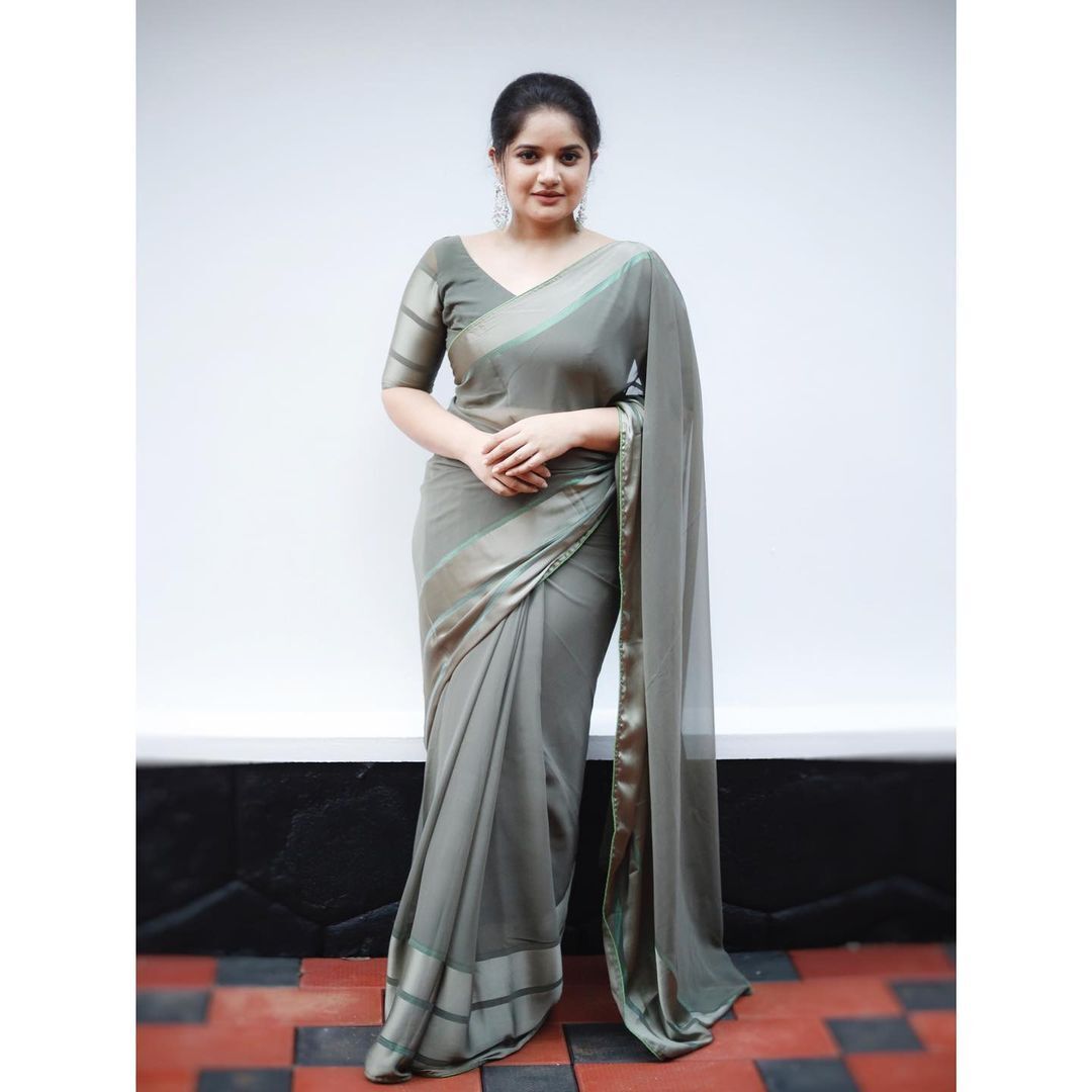 ഷഫ്‌നയാണ്...സാരിയിലാണ്...ചുമ്മാ പൊളിക്കുകയാണ്...; വൈറല്‍ ചിത്രങ്ങള്‍