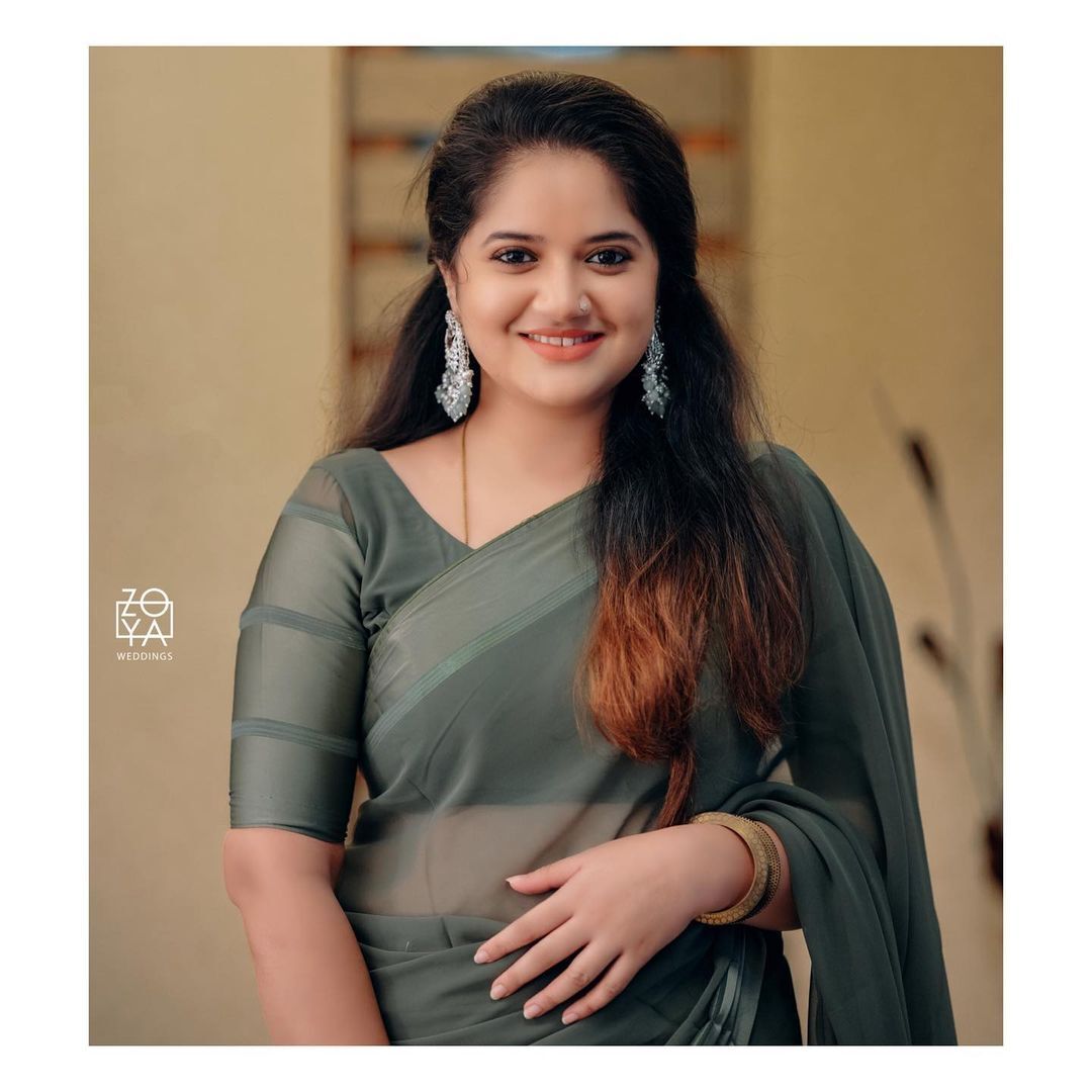 ഷഫ്‌നയാണ്...സാരിയിലാണ്...ചുമ്മാ പൊളിക്കുകയാണ്...; വൈറല്‍ ചിത്രങ്ങള്‍