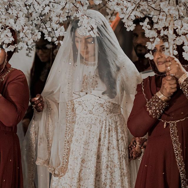 പാര്‍ട്ട് 1 ആയിട്ടുള്ളൂ.. ഇനിയും വരാനുണ്ട്; വിവാഹ നിശ്ചയ ചിത്രങ്ങളുമായി ഷംന കാസിം